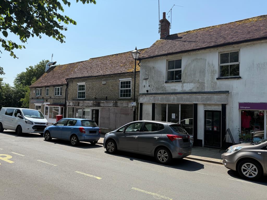 Lot: 82 - TOWN CENTRE PROPERTY WITH CONSENT FOR THREE DWELLINGS - Alternative view of the property from the High Street